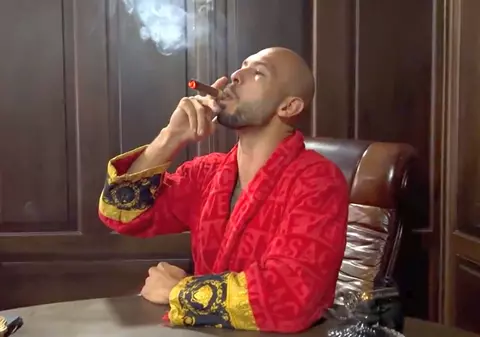 Andrew Tate a fost consultat de doctori, după ce a acuzat probleme medicale în arest. Avocat: „Știu că-i era rău ieri”