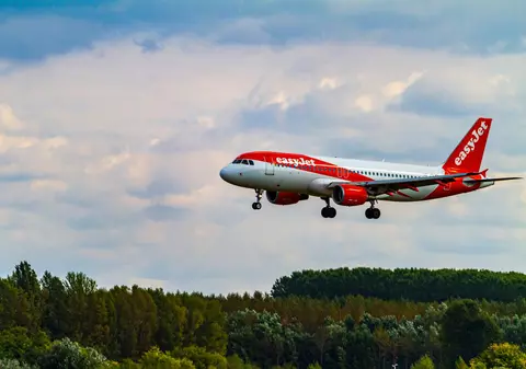 Aterizare de urgență la Praga după o alertă cu bombă la bordul unui avion care zbura din Polonia către Marea Britanie