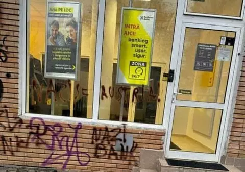 O sucursală Raiffeisen Bank din Cluj, vandalizată cu mesaje împotriva Austriei. Poliția a deschis o anchetă