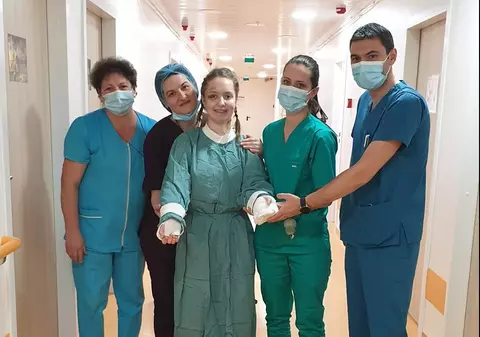 Primele imagini cu Alexia, fata căreia medicii i-au reatașat brațele amputate. „E înconjurată de supereroi”