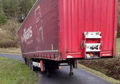 Un șofer român de TIR și-a parcat patru zile semiremorca pe mijlocul drumului și a blocat accesul între două sate din Franța