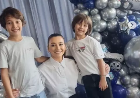 Program TV de sărbători Antena Stars. Claudia Pătrășcanu va apărea pe micul ecran alături de Nicolas şi Gabriel, băieții ei