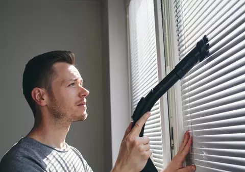 Cum cureţi jaluzelele simplu și rapid