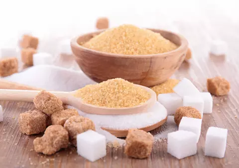 Diferenţa între zahărul brun, zahărul tos şi cel pudră