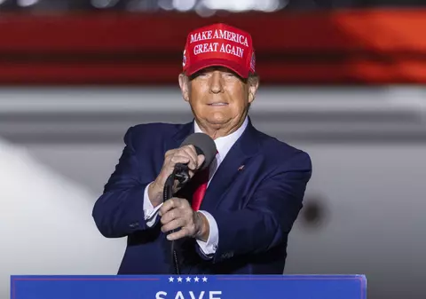 Donald Trump și avocații săi au fost amendați cu aproape un milion de dolari pentru un proces „politic” intentat împotriva lui Hillary Clinton