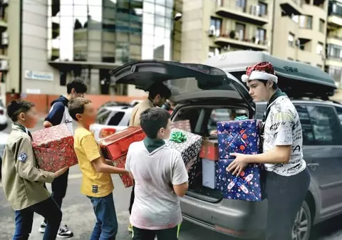 Ghete, șosete, cadouri și zâmbete pentru 650 de copii. „Magazinul faptelor bune” din Capitală, în slujba lui Moș Crăciun