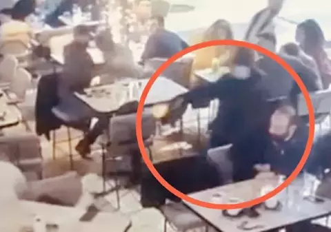 Execuție de tip mafiot pe o terasă din Grecia. Un bărbat mascat a ucis doi oameni. Totul a fost filmat