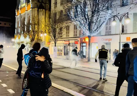 Tensiune în Franța, după finala Cupei Mondiale. Suporterii adunați la Nisa, dispersați de poliție cu gaze lacrimogene