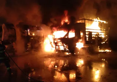 Patru camioane și o semiremorcă au ars complet într-un incendiu de proporții izbucnit într-un parc auto din Oradea