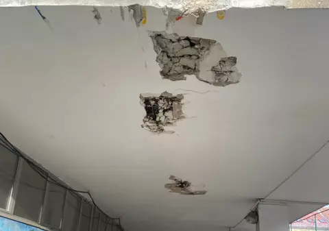 Dorel în acțiune. Găuri în tavanul pasajului Bibliotecii Academiei Române Cluj-Napoca. Nu a încăput macaraua
