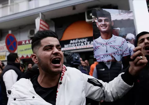 Furie în Grecia, după ce un tânăr rom de 16 ani, împușcat de polițiști în orașul Salonic, a murit în spital