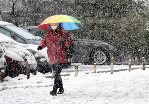 Prognoză specială pentru București: Meteorologii anunță ploi și ninsori în următoarele zile