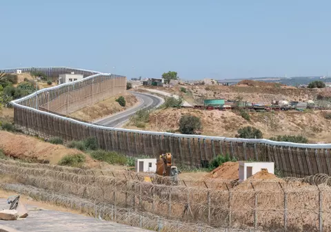 Un parapantist care a zburat ilegal peste granița dintre Maroc și enclava spaniolă Melilla, de negăsit