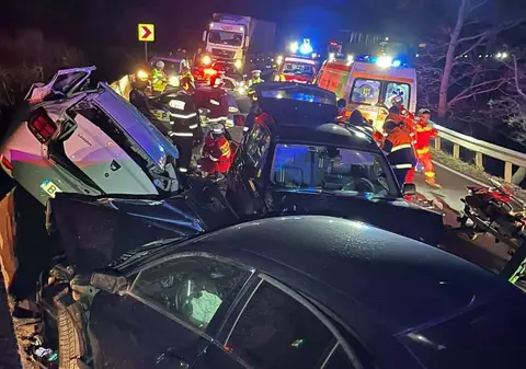 Trei oameni au murit într-un accident la Hula Bradului, în Sibiu, unde trei mașini s-au izbit violent