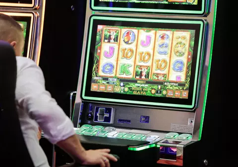 Deputatul care vrea să interzică sălile de pariuri și păcănele de lângă școli și biserici: „Nu vrem să fim o țară care face pariu cu viețile jucătorilor”