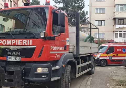 Incendii produse intenționat la două blocuri din Suceava. Un bărbat s-a intoxicat cu fum