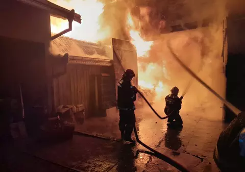 Patru gospodării au ars în Hurjuieni, județul Suceava. Doi oameni au suferit arsuri