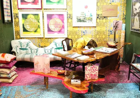 Femeia moartă pentru care poliția a dat buzna în galeria fostului agent al lui Banksy e, de fapt, o sculptură hiperrealistă