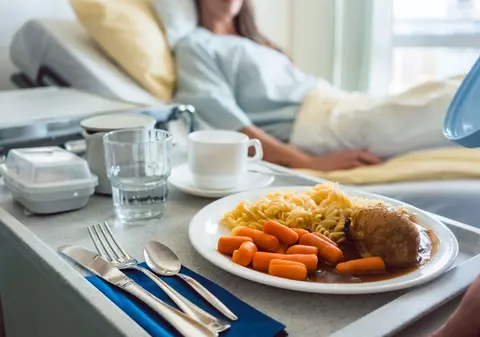 Un spital polonez a adus un bucătar instruit în Franța pentru a oferi o mâncare mai bună pacienților