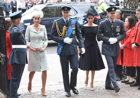 Cum era îmbrăcată Meghan Markle când i-a întâlnit prima oară pe prințul William și pe Kate Middleton: „Atitudinea protocolară din public ajunge și în interior”