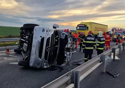 Un mort și 8 răniți, după ce un microbuz s-a răsturnat pe autostradă în Arad