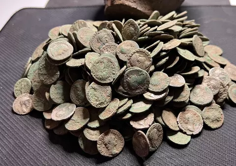 Tezaur cu 800 de monede romane, descoperit pe un teren agricol din Alba