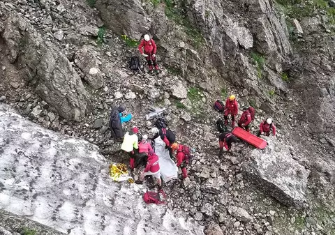 Un bărbat a alunecat pe o potecă ce duce spre Vârful Moldoveanu. Elicopterele SMURD nu pot interveni, din cauza vremii nefavorabile