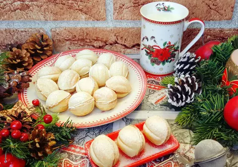 Nuci umplute cu cremă de ciocolată și nucă măcinată