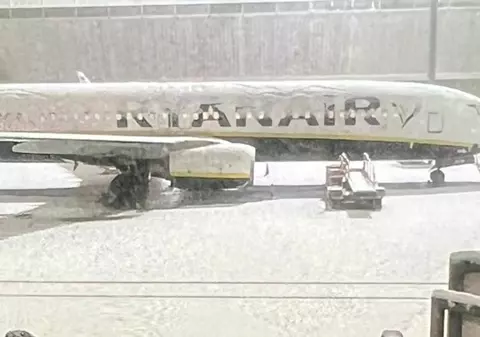Români blocați de peste 10 ore pe Aeroportul Luton din Londra