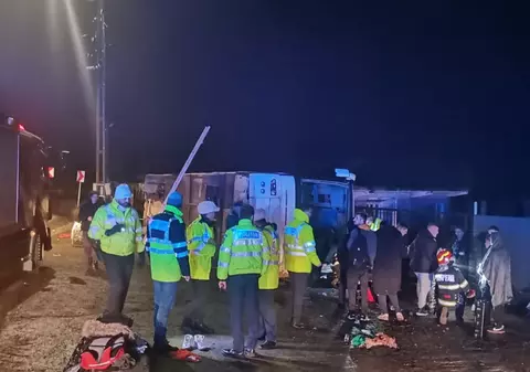 Unei adolescente rănite în autocarul răsturnat la Pașcani medicii i-au amputat amândouă brațele. O altă fată e în stare critică