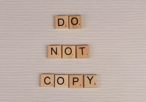 Este plagiatul același lucru cu încălcarea drepturilor de autor? Care sunt implicațiile legale