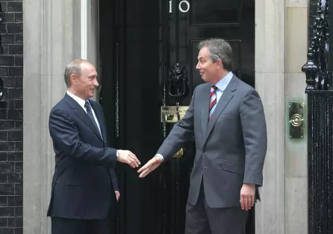 Tony Blair voia să-l aducă pe Putin la „masa principală” internațională, arată documente oficiale