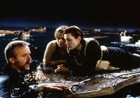 Regizorul filmului „Titanic” a comandat un studiu științific care să arate dacă Jake avea loc lângă Rose pe ușa plutitoare