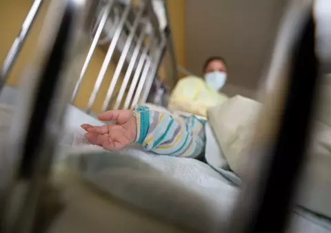 Lipsă „catastrofală” de paturi de pediatrie în Germania, după un val de infecții respiratorii: „Copiii mor pentru că nu îi mai putem trata”