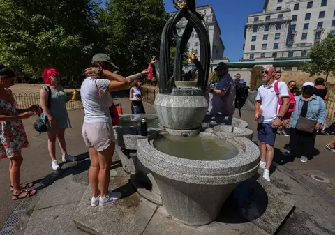 Temperaturile de anul viitor vor fi printre cele mai ridicate înregistrate vreodată, avertizează meteorologii britanici