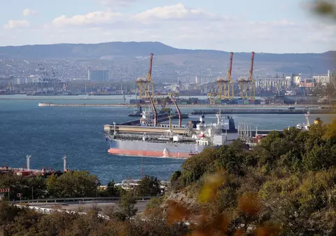 Țările UE au ajuns la un acord final pentru plafonarea la 60 de dolari a prețului petrolului livrat de Rusia