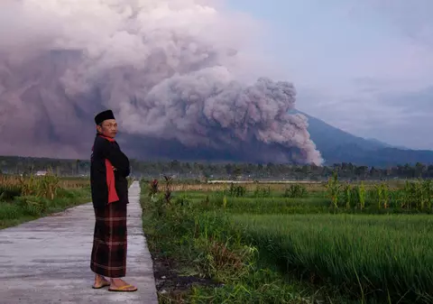 Vulcanul Semeru din Indonezia a erupt. Sute de localnici, evacuați din calea norilor imenși de fum și cenușă