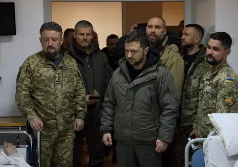 Zelenski admite că situația de pe linia frontului din est este „foarte dificilă”: „Ocupanții au distrus orașul Bahmut”. În ce direcții avansează rușii