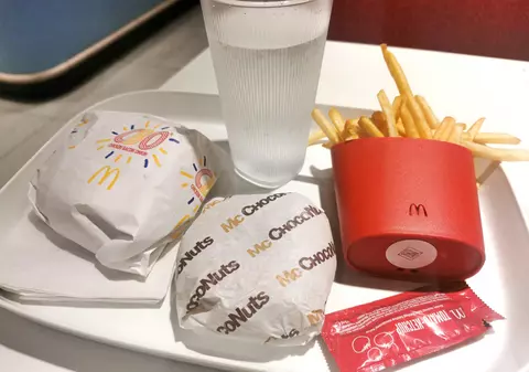 Restaurantele McDonald's, Burger King și Subway din Franța, nevoite să renunțe la paharele și cutiile de unică folosință