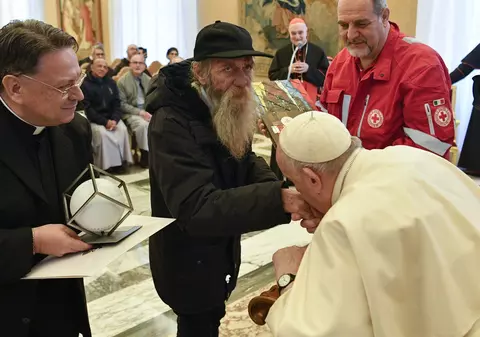 Papa Francisc a sărutat mâna unui bărbat fără adăpost, în ziua când a împlinit 86 de ani