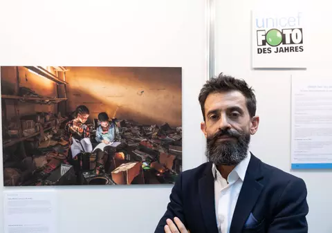 Fotografia anului 2022, desemnată de UNICEF: doi copii din Etiopia care citesc într-o școală devastată de război