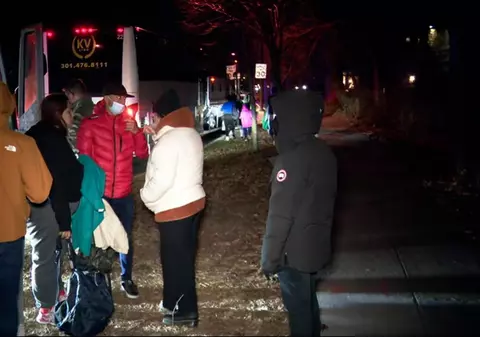 Mai multe autobuze au dus migranți în fața reședinței din Washington a vicepreședintei Kamala Harris
