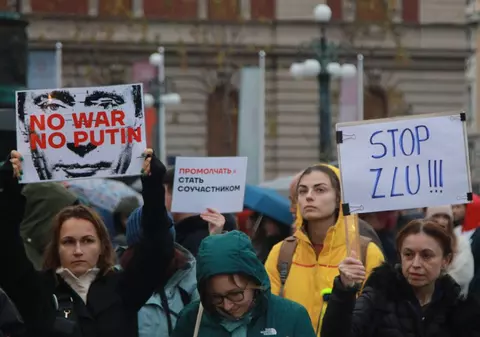 „Libertate pentru Ucraina”. Manifestație neobișnuită la Belgrad împotriva războiului lui Vladimir Putin