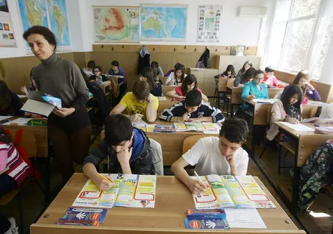 Avocatul Poporului a atacat la CCR legea burselor de merit, care se acordă pentru „minimum 30% dintre elevii din fiecare clasă”