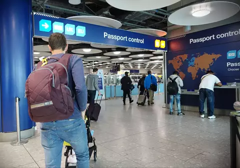 Momentul decisiv al Schengen: Austria amenință că mută Zidul Berlinului la Viena, presa spune că „e stilul de operetă al cancelarului Nehammer”