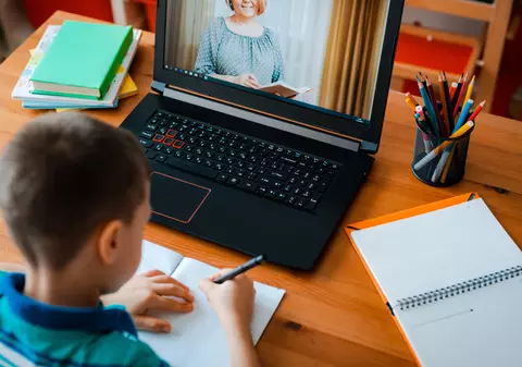 Marea păcăleală națională a burselor pentru elevii care au învățat online. Sute de părinți și de copii au rămas fără banii promiși. „A fost un experiment social”