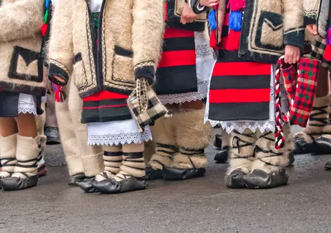 Două fetițe din Maramureș au fost lovite de o mașină când mergeau la colindat. Ambele sunt în stare gravă