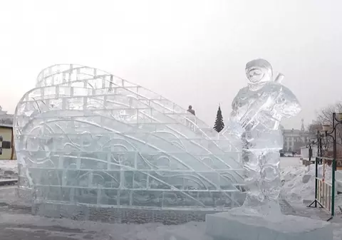 Soldați de gheață cu mitraliere Kalașnikov au luat locul lui Moș Crăciun, într-un oraș din Siberia