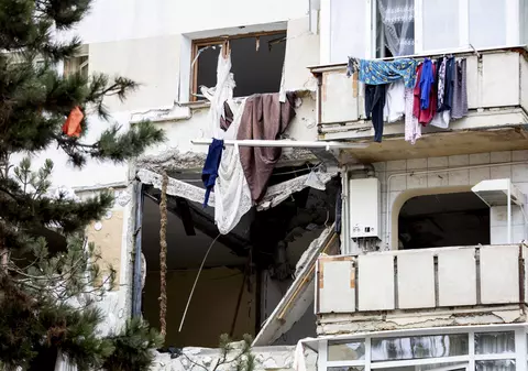 Explozie puternică într-un bloc din Suceava. Locatarii au fost evacuați, trei persoane sunt rănite