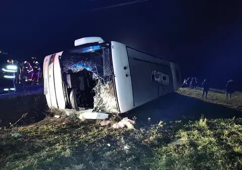 Un autocar cu 33 de pasageri s-a răsturnat în Arad și a ajuns în șanț. Sunt opt persoane rănite